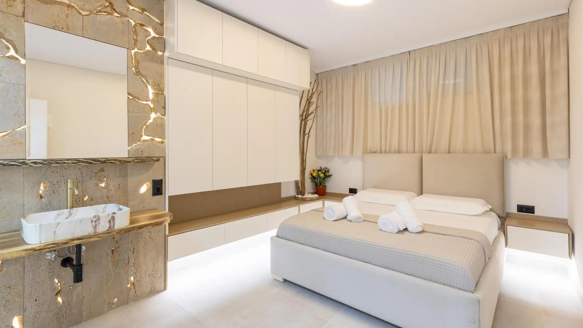 The View - Tiffany Luxury 2 Bedroom Free Parking, Central Sarande Apartment
